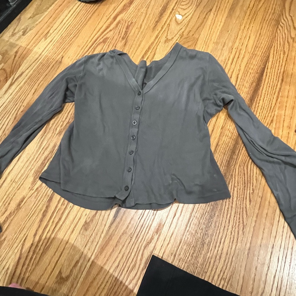 gray button up long sleeve shirt